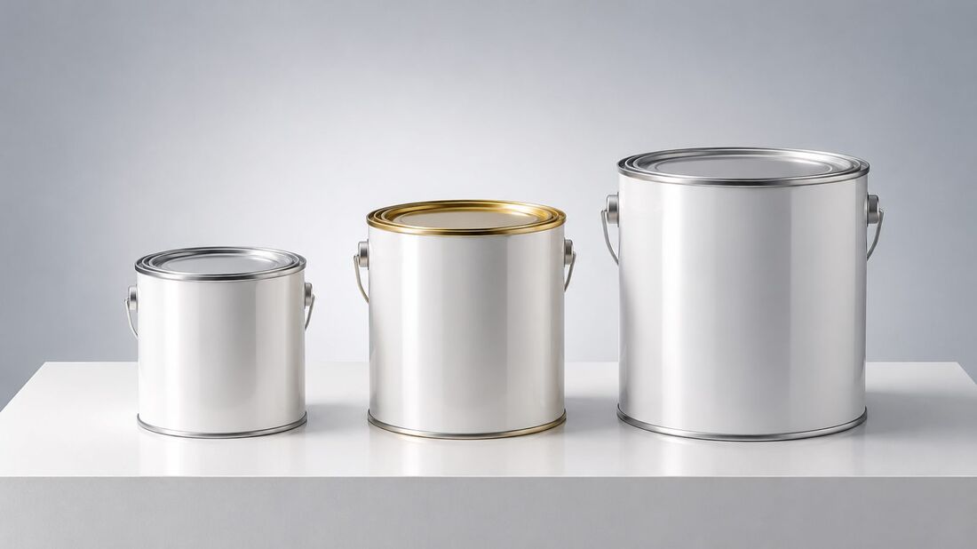 大きさの違う3つの塗料缶が並んでいる様子