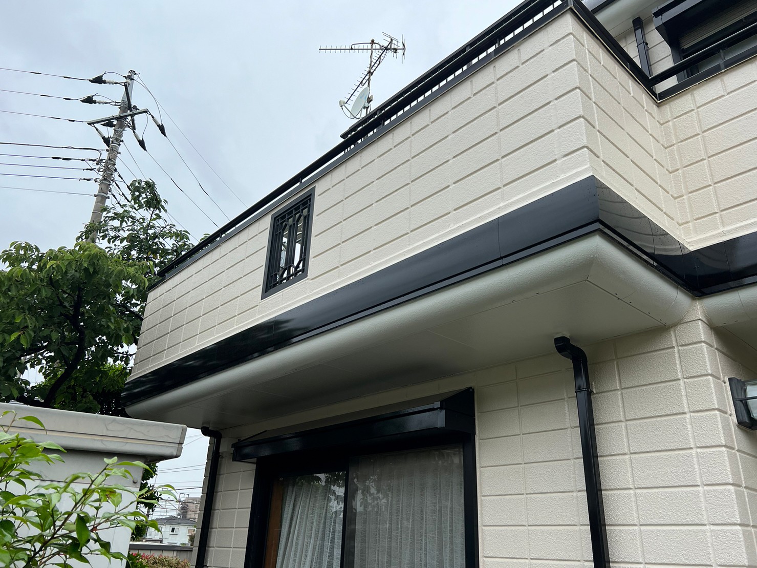 外壁塗装　屋根塗装　塗り替え　外壁リフォーム　階段　軒天　経年劣化　黒ずみ　ベランダ　雨樋