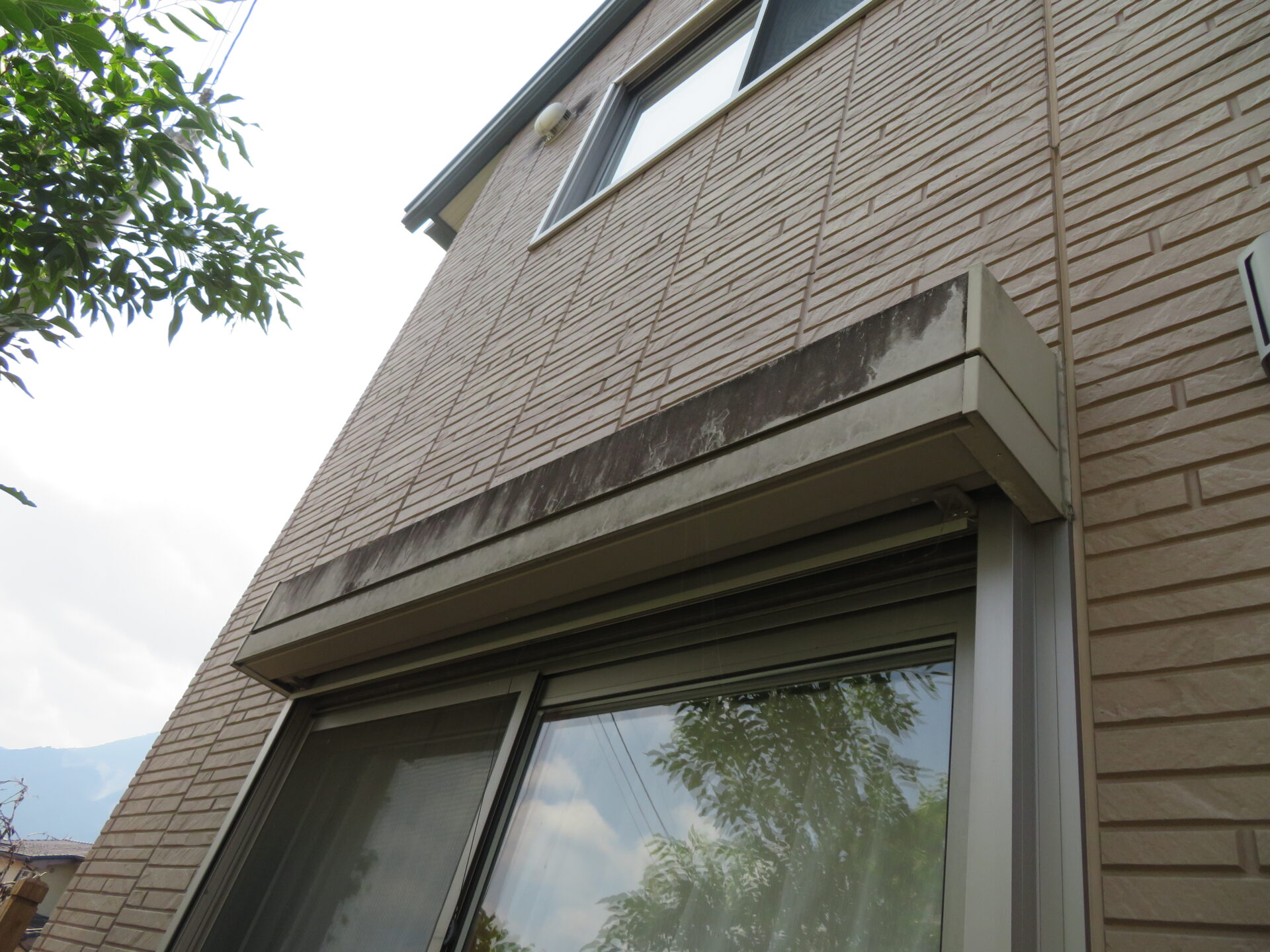 外壁塗装 屋根上葺き工事 劣化　外壁
外壁リフォーム　塗り替え　窓　軒天