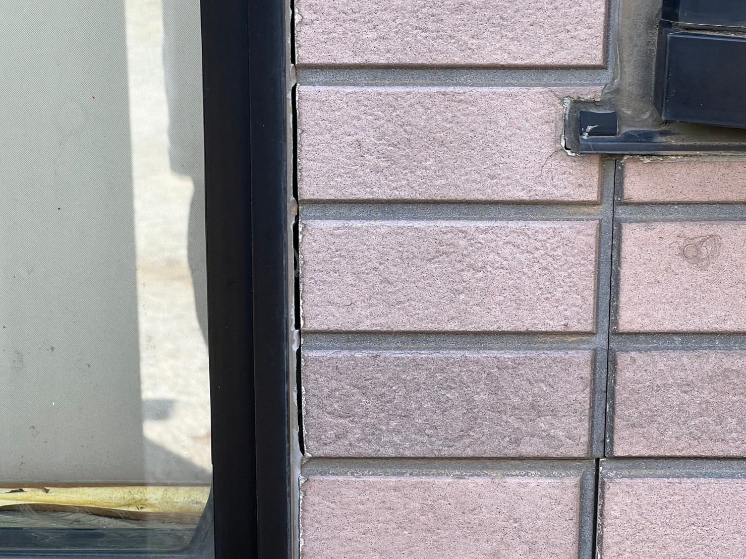 外壁塗装 雨樋交換 ベランダ下地工事 腐食 FPR防水仕上げ　塗り替え外壁リフォーム 塀塗装　シーリング 窓