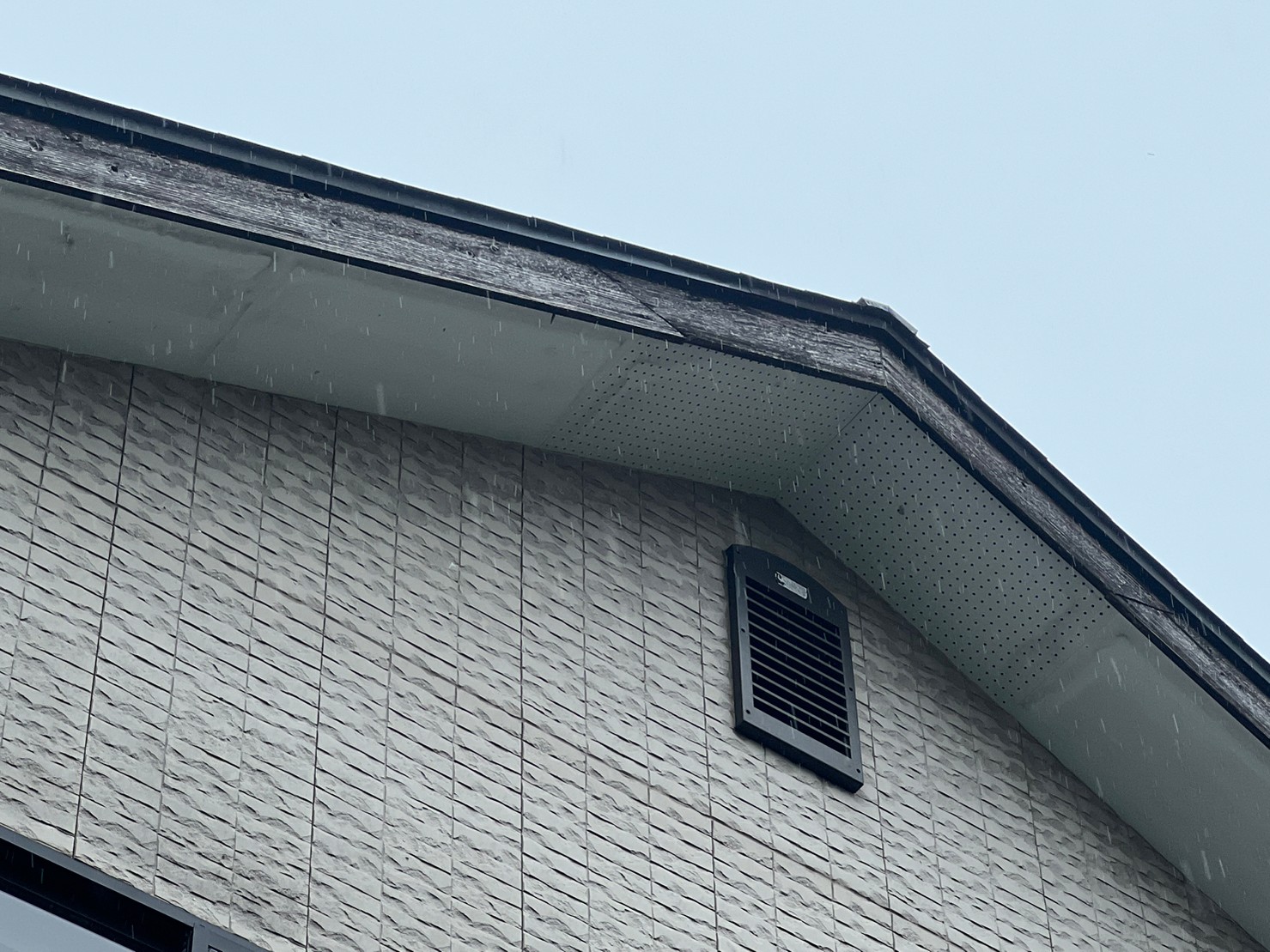 外壁塗装　屋根塗装　外壁リフォーム　塗り替え　破風版　劣化　ひび割れ