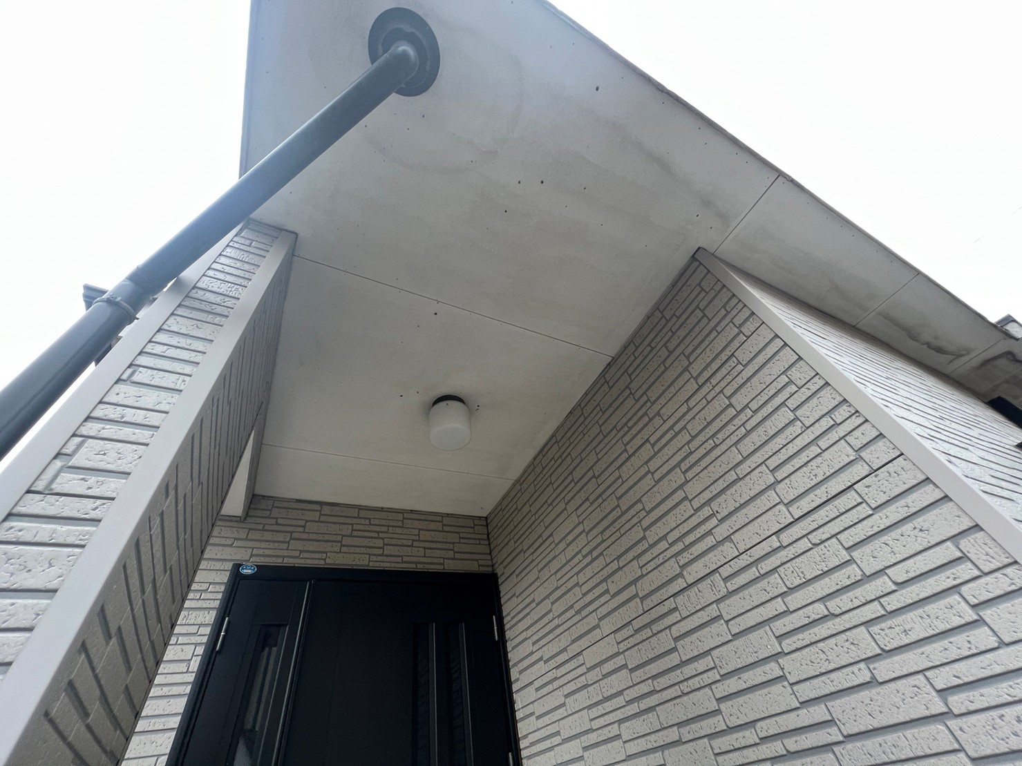 外壁塗装 屋根塗装 塗り替え　外壁リフォーム　付帯部塗装　軒天　雨樋　玄関ポーチ
