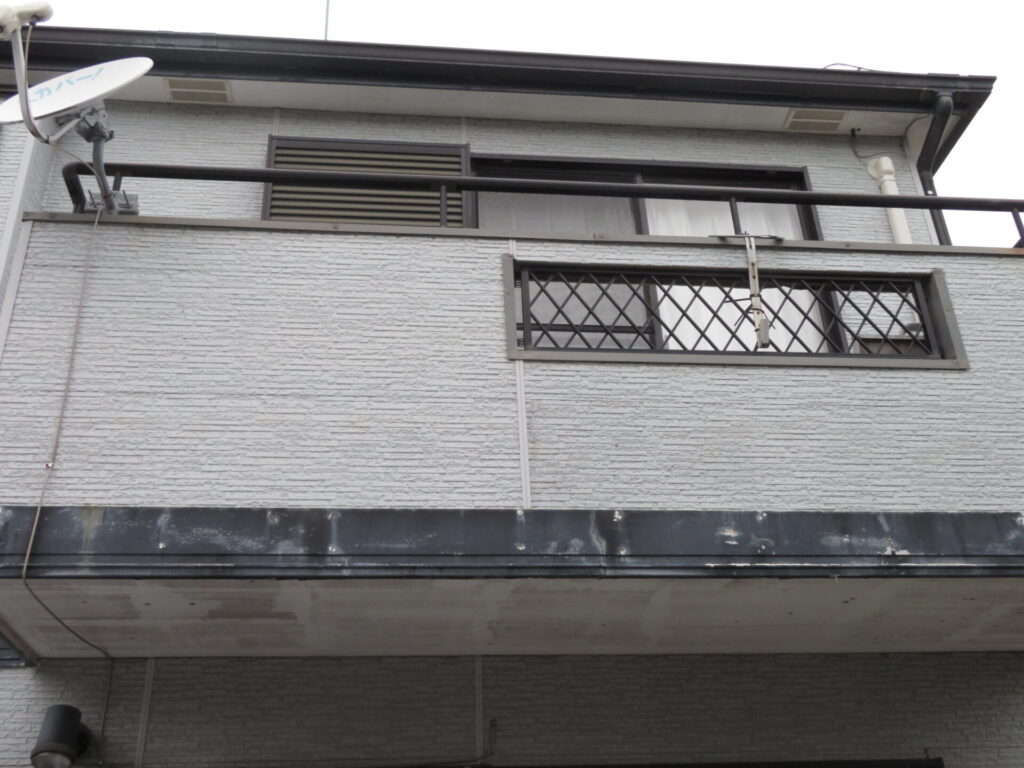 外壁塗装　屋根上葺き　塗り替え　外壁リフォーム　ベランダ　軒下　劣化