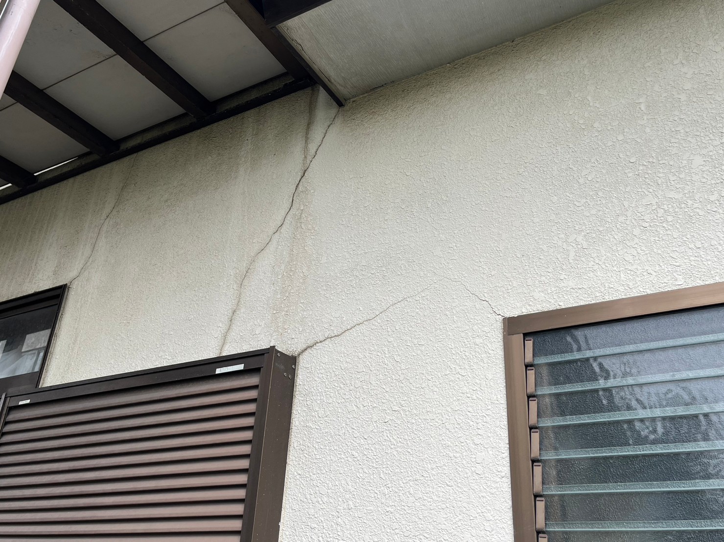 外壁塗装　塗り替え　外壁リフォーム　ひび割れ