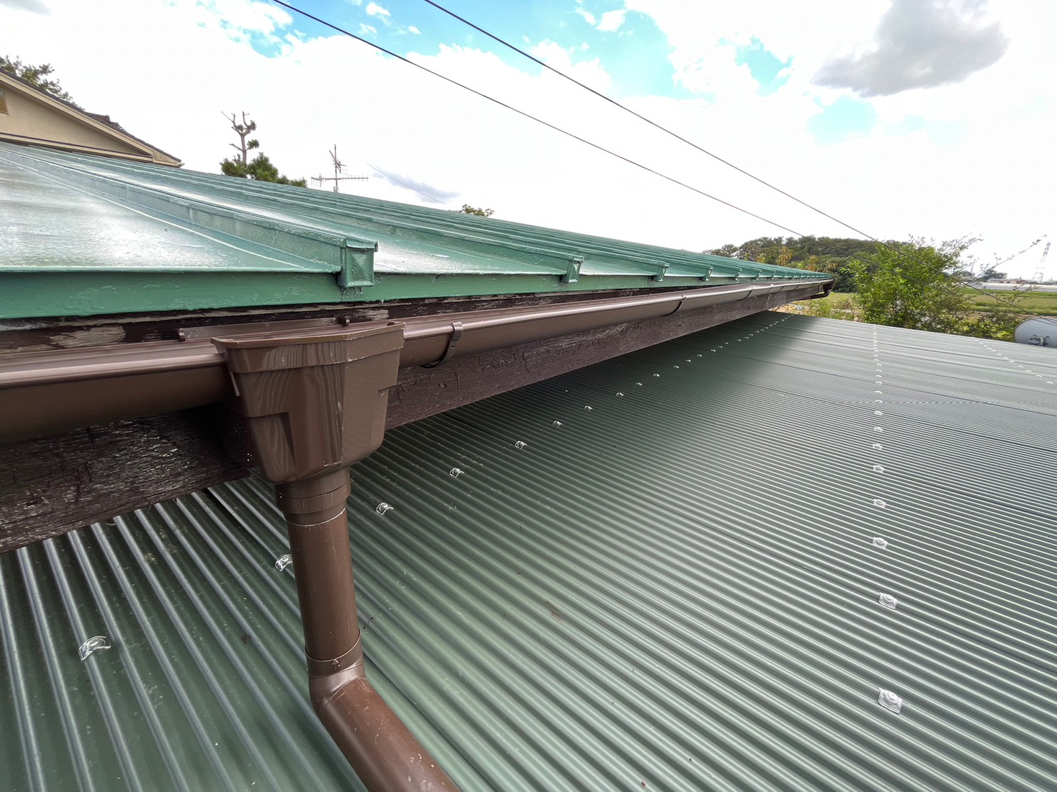 雨樋交換　塗り替え　波板葺き替え　屋根塗装　トタン屋根